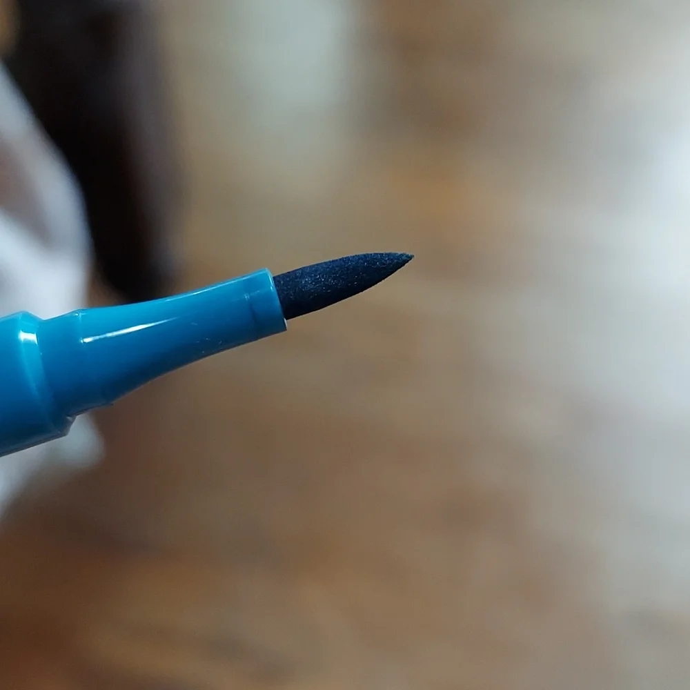 Lot of makeup - Picture 11 of 14